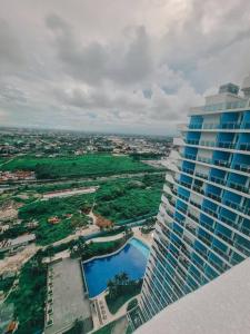 Piscina di 2BR Penthouse with Wide Balcony and 7ft Billiards The Polaris Penthouse at Azure North o nelle vicinanze