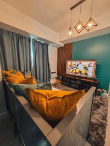 Letto o letti in una camera di 2BR Penthouse with Wide Balcony and 7ft Billiards The Polaris Penthouse at Azure North