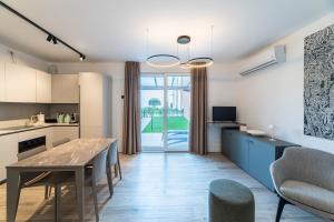Alex's Luxury Lake View Apt Pool and Tennis的厨房或小厨房