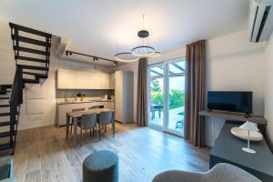 Alex's Luxury Lake View Apt Pool and Tennis的厨房或小厨房