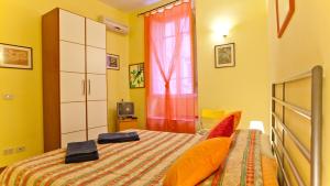 ローマにあるRental in Rome Sardegna Apartmentの小さなベッドルーム(ベッド1台、窓付)