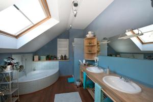 a bathroom with two sinks and a bath tub at Zenana Boutique Hotel in San Candido