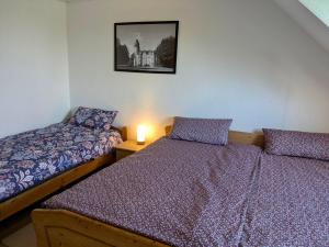 デトモルトにあるHistorische Altbauwohnung im Zentrum von Detmold, Paulineのベッド2台(キャンドル付)が備わるテーブル付きの客室です。