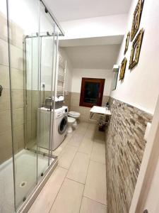 Un baño con ducha de cristal y un inodoro. en Elena s Home piano primo, en Chioggia 2 fotos más
