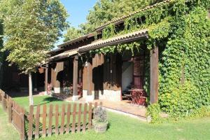 A garden outside Las cabañas de valsain