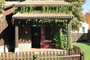 A garden outside Las cabañas de valsain