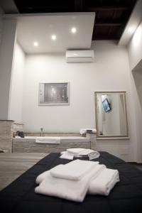 - Baño con 4 toallas blancas en una cama en Imperial Relais, en Roma 21 fotos más
