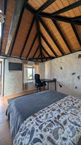 sypialnia z łóżkiem i biurkiem w pokoju w obiekcie Country private studio w mieście El Amparo