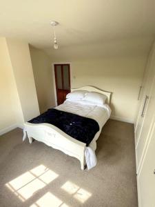 ein Schlafzimmer mit zwei weißen Betten in einem Zimmer in der Unterkunft Fern Cottage in Brinklow