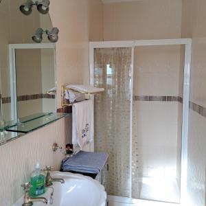 Koupelna v ubytování Spacious 6-Bed House 10 minutes from Knock Airport