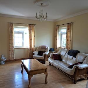 Posezení v ubytování Spacious 6-Bed House 10 minutes from Knock Airport