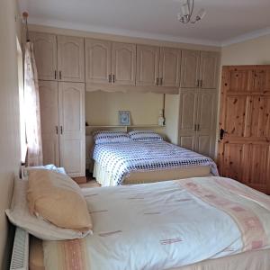 Postel nebo postele na pokoji v ubytování Spacious 6-Bed House 10 minutes from Knock Airport