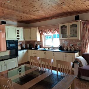 Kuchyň nebo kuchyňský kout v ubytování Spacious 6-Bed House 10 minutes from Knock Airport