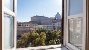 ローマにあるRental in Rome Risorgimento view Aparmentの市街の景色を望む開口窓