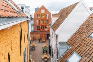 an overhead view of a courtyard between buildings at Gelkingehof Aparthotel in Groningen