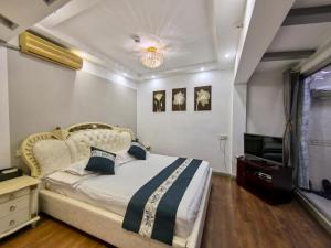 Ein Bett oder Betten in einem Zimmer der Unterkunft 西塘明清雕花大院尊闻堂百寿厅庭院民宿
