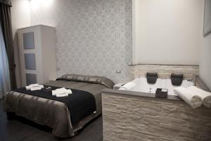 Un baño con dos camas y bañera. en Imperial Relais, en Roma