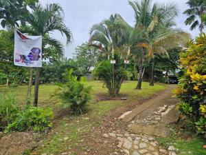 a park with palm trees and a sign next to a dirt road at Departamento Económico, Familiar in San Isidro