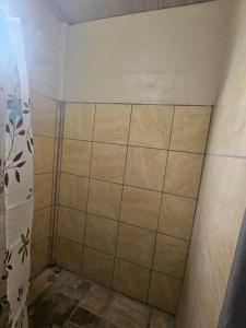 a bathroom with a shower with a tiled floor at Departamento Económico, Familiar in San Isidro