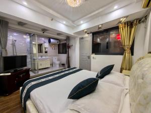 Ein Bett oder Betten in einem Zimmer der Unterkunft 西塘明清雕花大院尊闻堂百寿厅庭院民宿