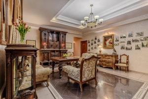 基辅Gallery Hotel Gintama Apgrade的一间带桌子和椅子的大客厅