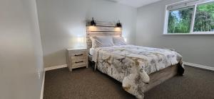 Voodi või voodid majutusasutuse Pet-friendly 3B1B Bothell home with huge yard toas