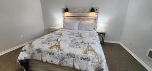 Voodi või voodid majutusasutuse Pet-friendly 3B1B Bothell home with huge yard toas