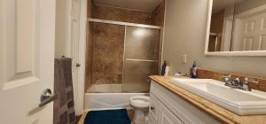 Vannituba majutusasutuses Pet-friendly 3B1B Bothell home with huge yard