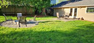 Aed väljaspool majutusasutust Pet-friendly 3B1B Bothell home with huge yard