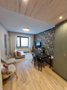 罗瓦涅米Rovaniemi traveller's nest的客厅里有一张桌子和一张沙发