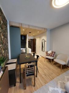 罗瓦涅米Rovaniemi traveller's nest的带桌子的客厅和餐厅