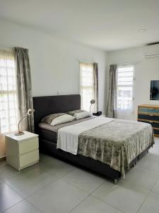 Giường trong phòng chung tại Luxury villa in gated community