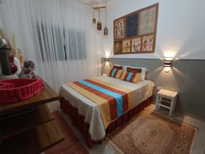 ein kleines Schlafzimmer mit einem Bett und einem Fenster in der Unterkunft Casa LuPi in Carmo do Rio Claro + 33 Fotos