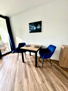 a dining room with a table and two chairs at Chices Service Apartment nahe Homburger Uni Klinik und Technologiepark mit Loggia und kostenlosem Parkplatz in Homburg