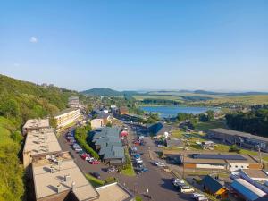eine Luftaufnahme einer kleinen Stadt mit einem Parkplatz in der Unterkunft studio aux pieds des pistes in Besse-et-Saint-Anastaise