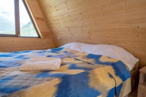 Uma cama ou camas num quarto em 4 Views Of Ushguli