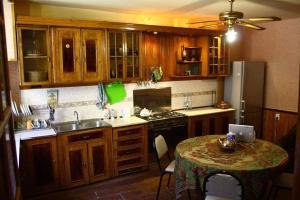 Kuchyň nebo kuchyňský kout v ubytování Backpackers Georgia