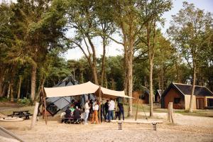 RoldeResort Roodewoud的一群人站在帐篷前