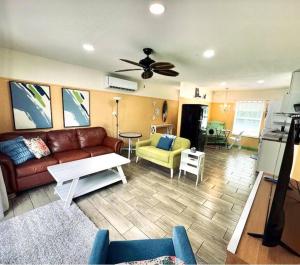 een woonkamer met een bank en een tafel bij Key Lime Cottage - waterfront in Crystal River