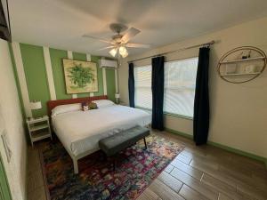 een slaapkamer met een bed en een plafondventilator bij Key Lime Cottage - waterfront in Crystal River