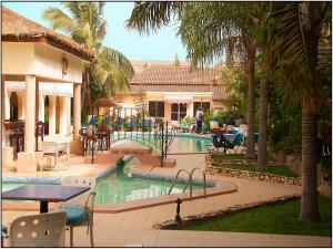 Piscina de la sau aproape de Seaview Gardens Hotel