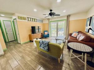een woonkamer met een bank en een tafel bij Key Lime Cottage - waterfront in Crystal River