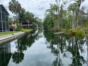 een rivier voor een gebouw bij Key Lime Cottage - waterfront in Crystal River