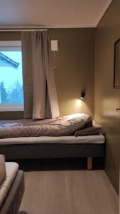 a room with a bed with a window and a bed sidx sidx sidx at Fjellhagen - Geirangerfjord view in Hellesylt