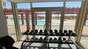 Blick auf den Pool durch ein Fenster in der Unterkunft لافيستا سي فيو ريزيدنس La Vista Sea View Residence family and business in King Abdullah Economic City