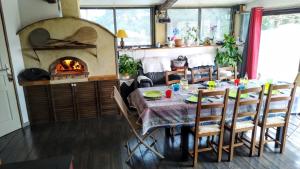 Χώρος καθιστικού στο La pinède de Manon chambre cabanon