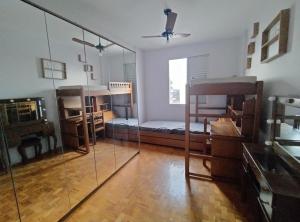 a room with a bed and a glass wall at Apartamento no Centro in Piracicaba