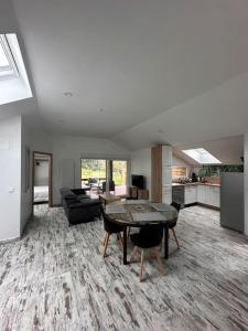 ein Wohnzimmer mit einem Tisch und einem Sofa in der Unterkunft Ô Ptit Bouleau in Buhl-Lorraine