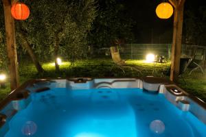 a hot tub in a backyard at night at Agriturismo Pontignanello in Siena