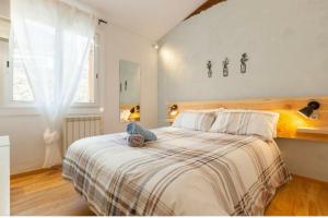 カルデス・デストラックにあるLa Casita de Caldetesのぬいぐるみが置かれたベッドのある寝室